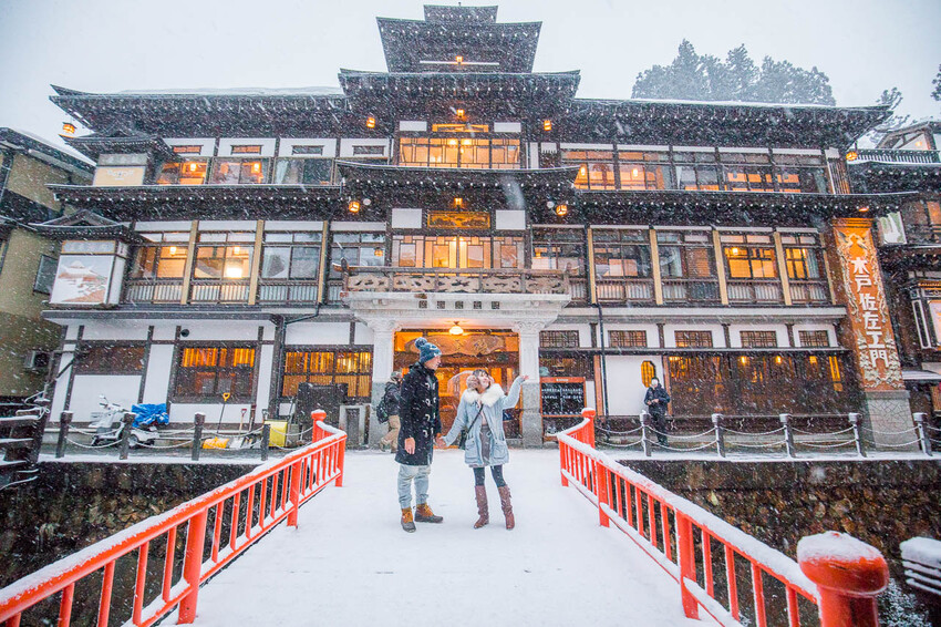 日本銀山溫泉雪景，神隱少女場景超夢幻，最新冬季交通管制情報。