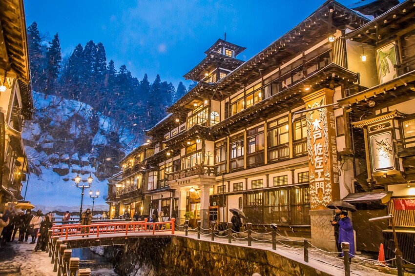 日本銀山溫泉雪景，神隱少女場景超夢幻，最新冬季交通管制情報。