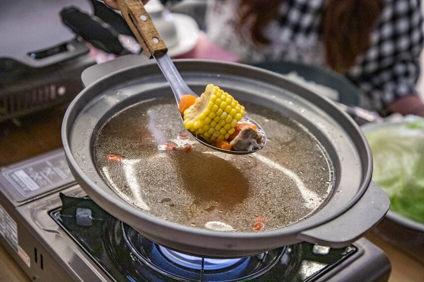 卓蘭小巷清風豪華露營，一泊三食網美必拍。