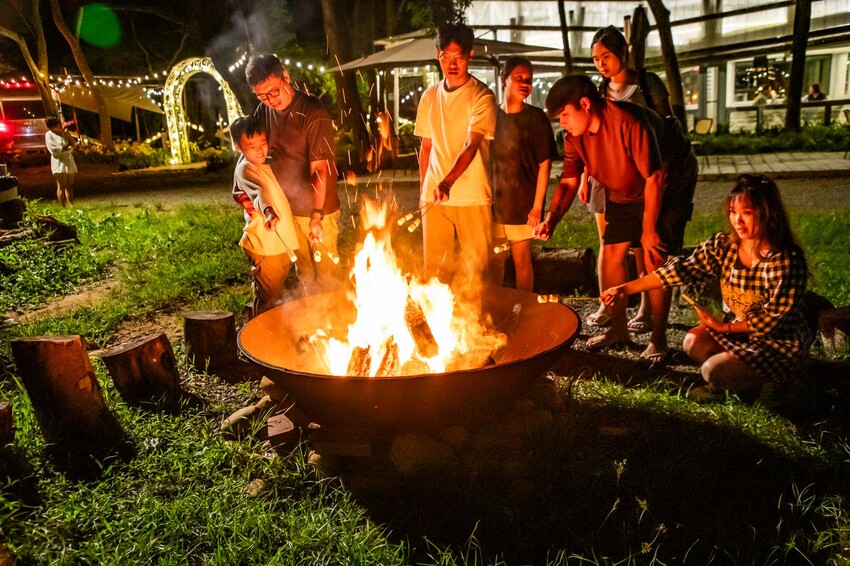 卓蘭小巷清風豪華露營，一泊三食網美必拍。