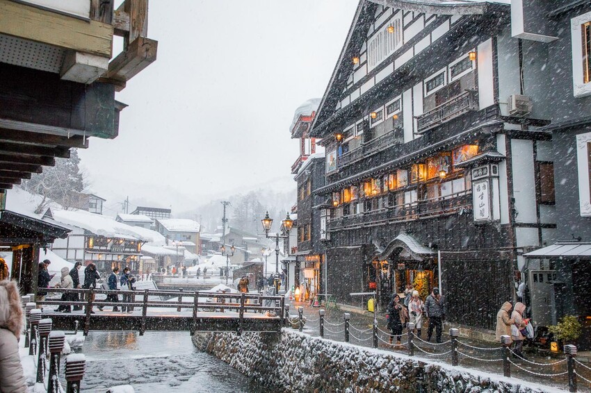 日本銀山溫泉雪景，神隱少女場景超夢幻，最新冬季交通管制情報。