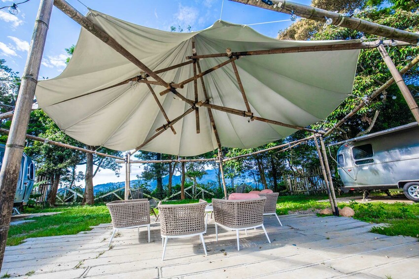 卓蘭小巷清風豪華露營，一泊三食網美必拍。