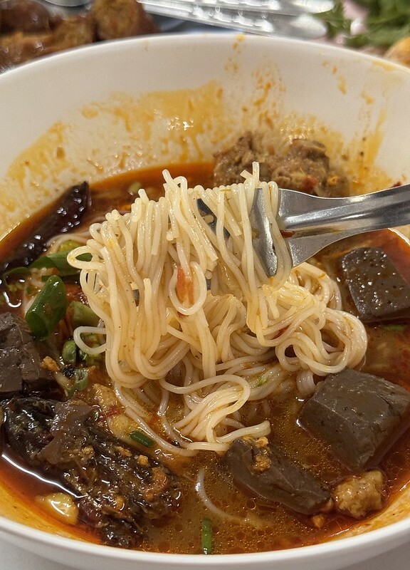 泰國清邁泰北咖哩意麵神店！在地人激推Khao Soi Samerjai，連續六年米其林必比登。