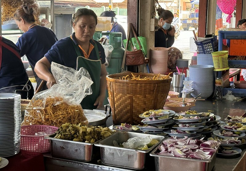 泰國清邁泰北咖哩意麵神店！在地人激推Khao Soi Samerjai，連續六年米其林必比登。