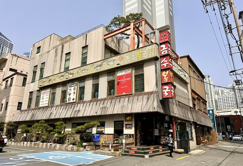 去韓國釜山海雲台別錯過！錦繡河豚本店55年老店，米其林推四吃套餐超值。