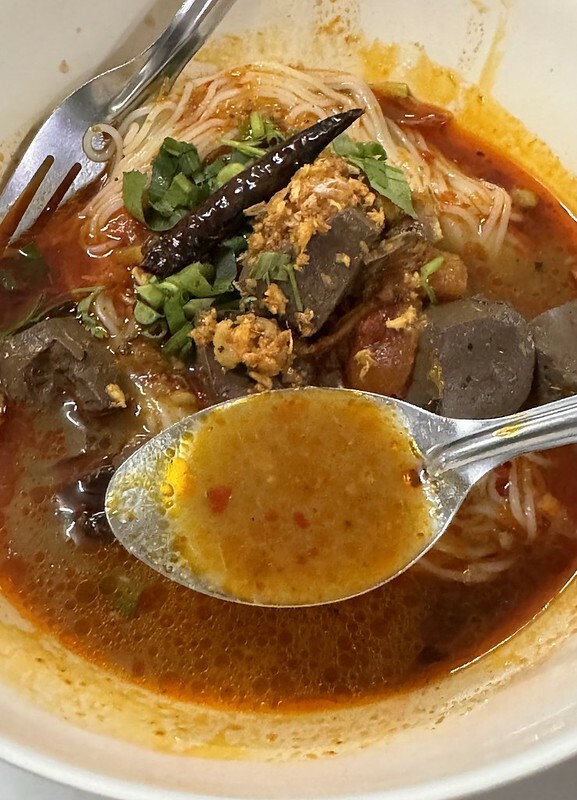泰國清邁泰北咖哩意麵神店！在地人激推Khao Soi Samerjai，連續六年米其林必比登。