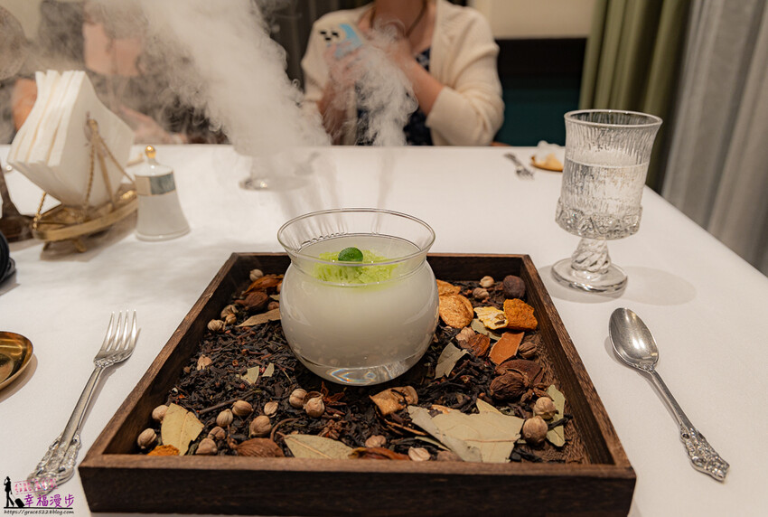 澳門頂級餐廳碧麗宮融合中西美味，精緻料理推薦。