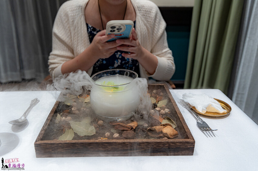 澳門頂級餐廳碧麗宮融合中西美味，精緻料理推薦。