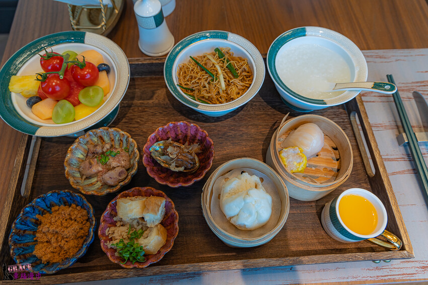 澳門頂級餐廳碧麗宮融合中西美味，精緻料理推薦。