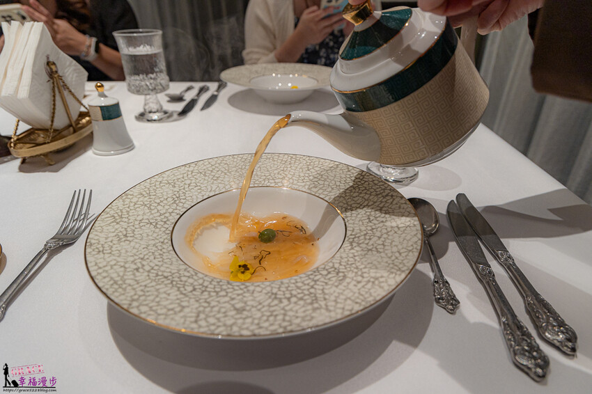 澳門頂級餐廳碧麗宮融合中西美味，精緻料理推薦。