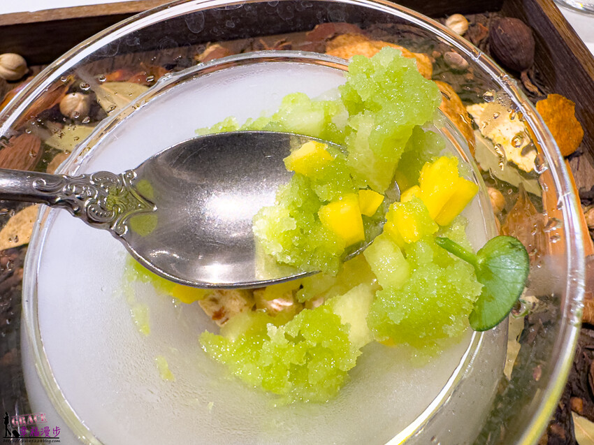 澳門頂級餐廳碧麗宮融合中西美味，精緻料理推薦。