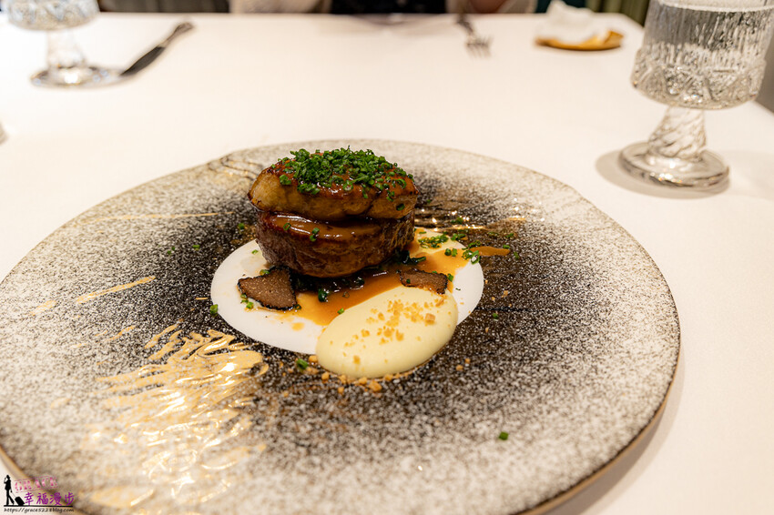 澳門頂級餐廳碧麗宮融合中西美味，精緻料理推薦。