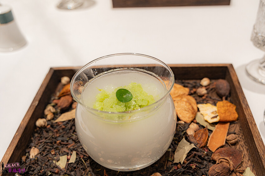 澳門頂級餐廳碧麗宮融合中西美味，精緻料理推薦。