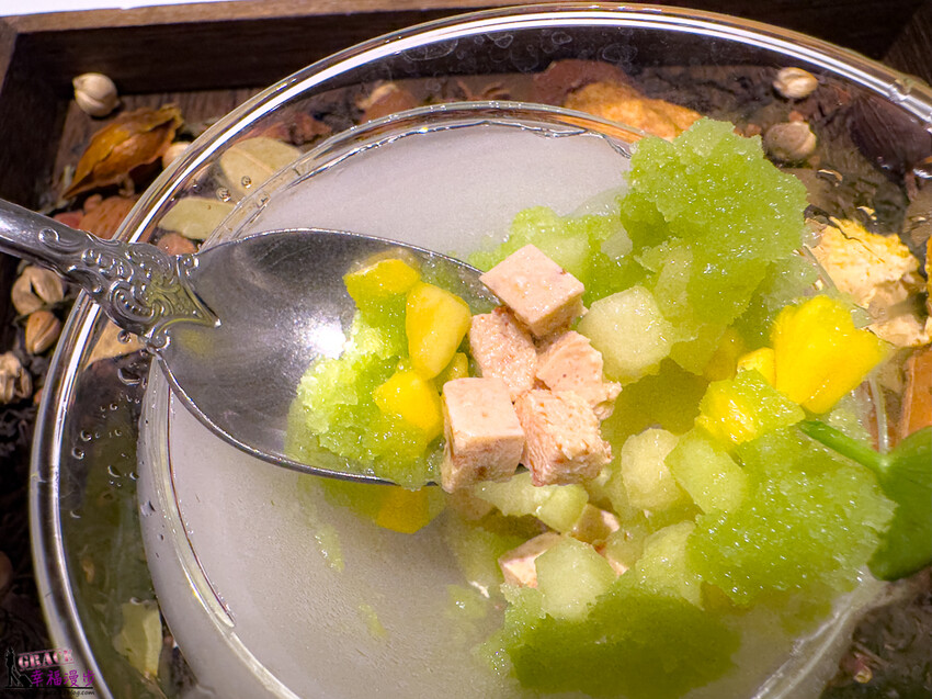 澳門頂級餐廳碧麗宮融合中西美味，精緻料理推薦。