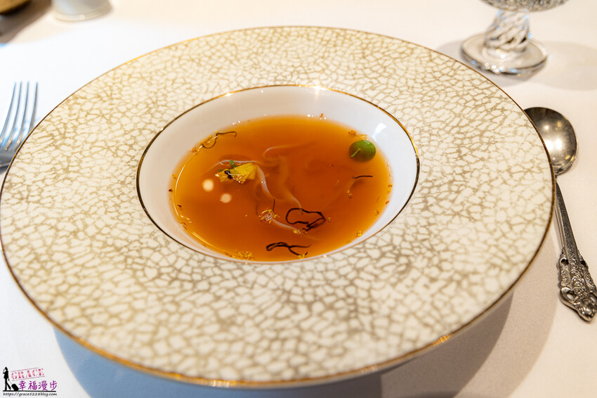 澳門頂級餐廳碧麗宮融合中西美味，精緻料理推薦。