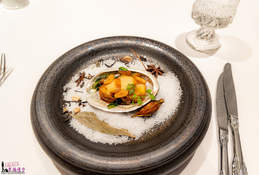 澳門頂級餐廳碧麗宮融合中西美味，精緻料理推薦。