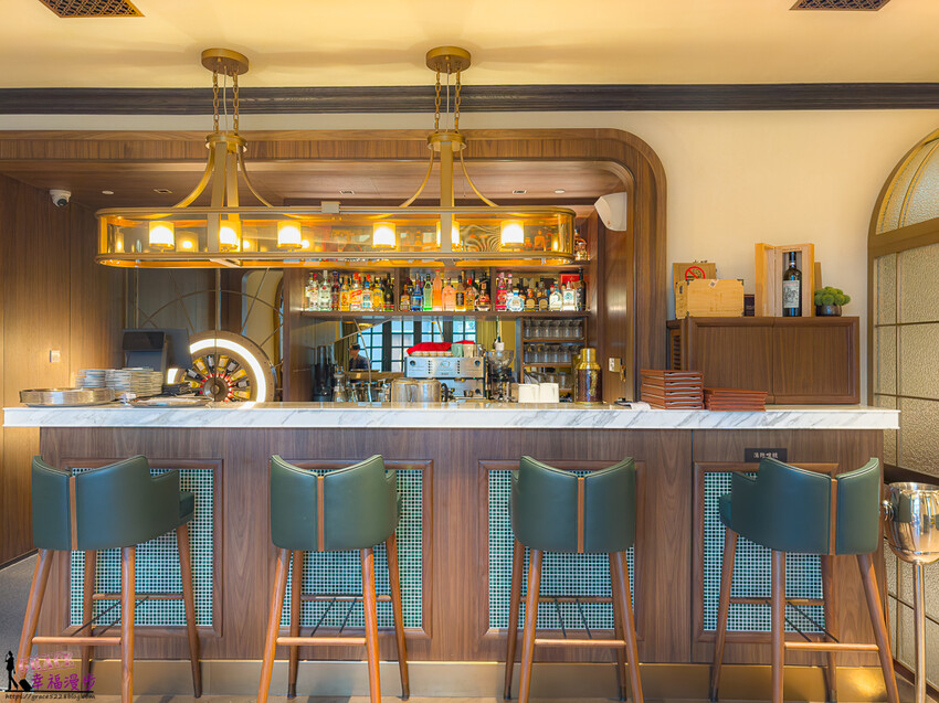 澳門頂級餐廳碧麗宮融合中西美味，精緻料理推薦。