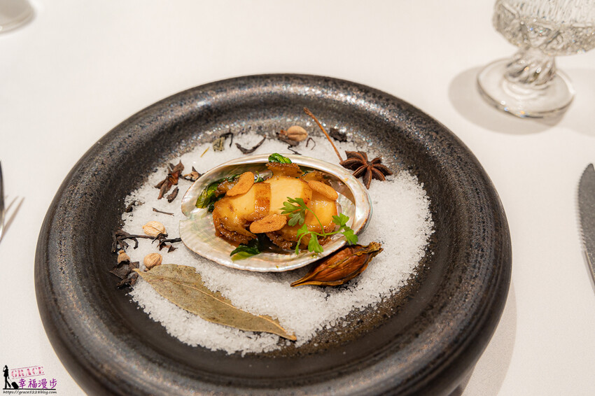 澳門頂級餐廳碧麗宮融合中西美味，精緻料理推薦。