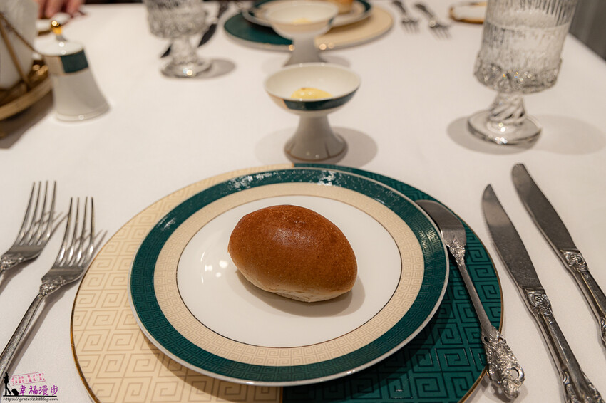 澳門頂級餐廳碧麗宮融合中西美味，精緻料理推薦。