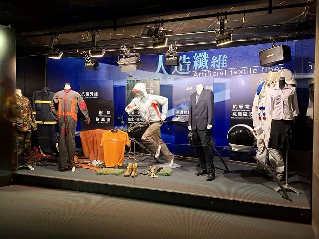 桃園市龜山區台塑企業文物館 | 桃園免門票室內景點．體驗開卡車的樂趣．岩洞裡看能源劇場．展示內容豐富好拍照！