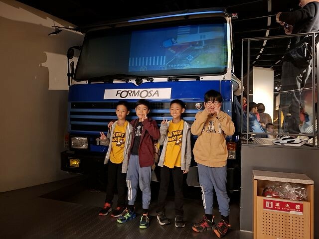 桃園市龜山區台塑企業文物館 | 桃園免門票室內景點．體驗開卡車的樂趣．岩洞裡看能源劇場．展示內容豐富好拍照！