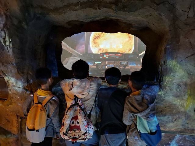 桃園市龜山區台塑企業文物館 | 桃園免門票室內景點．體驗開卡車的樂趣．岩洞裡看能源劇場．展示內容豐富好拍照！