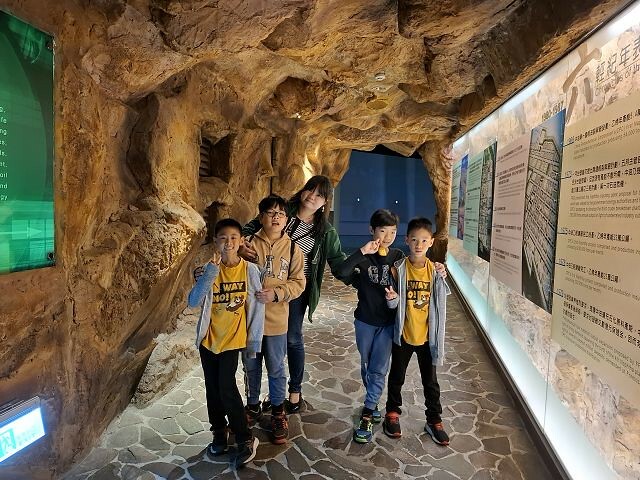 桃園市龜山區台塑企業文物館 | 桃園免門票室內景點．體驗開卡車的樂趣．岩洞裡看能源劇場．展示內容豐富好拍照！