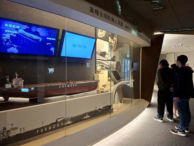 桃園市龜山區台塑企業文物館 | 桃園免門票室內景點．體驗開卡車的樂趣．岩洞裡看能源劇場．展示內容豐富好拍照！