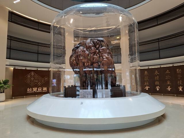 桃園市龜山區台塑企業文物館 | 桃園免門票室內景點．體驗開卡車的樂趣．岩洞裡看能源劇場．展示內容豐富好拍照！