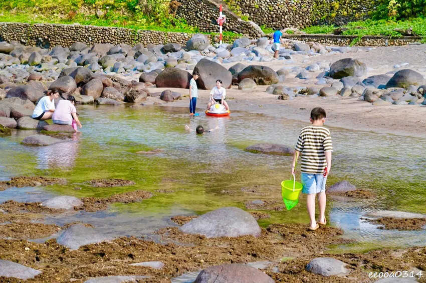 北海岸石門玩水一日遊｜免費探索潮間帶、抓螃蟹親子景點推薦!