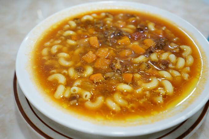 澳門懷舊茶餐廳推薦!招牌紅豆奶茶+牛尾通粉必吃。