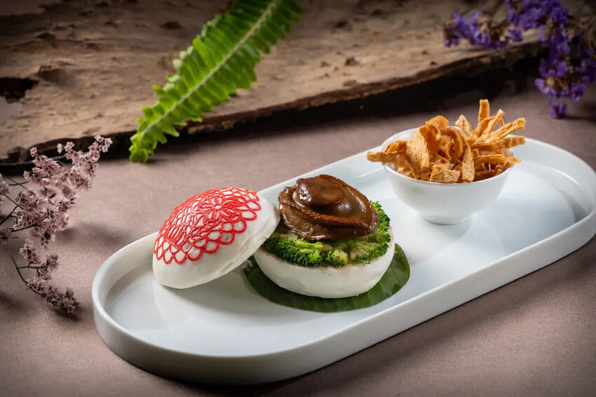 山海之間的浮嶼花瓷_四頭鮑漢堡佐紅燒肉醬.jpg 山海之間的浮嶼花瓷_四頭鮑漢堡佐紅燒肉醬.jpg