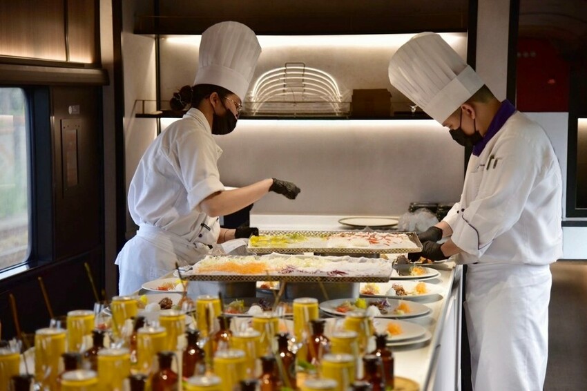 台鐵觀光列車|雄獅旅遊 鳴日廚房X君品頤宮米其林三星料理 移 台鐵觀光列車|雄獅旅遊 鳴日廚房X君品頤宮米其林三星料理 移