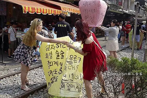 新北市十分半日輕旅，老街放天燈、瀑布公園，百年老店榕樹下米粉