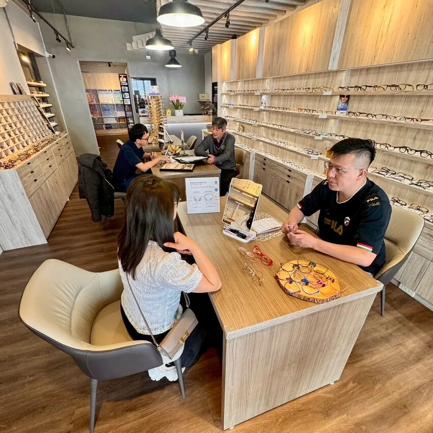 【台南配鏡推薦】伍佰眼鏡臨安店開箱｜多焦＋變色眼鏡只花398