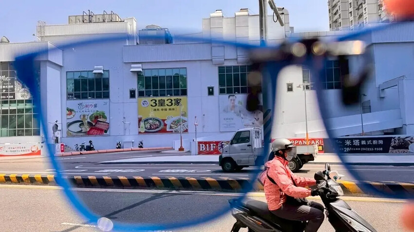 【台南配鏡推薦】伍佰眼鏡臨安店開箱｜多焦＋變色眼鏡只花398