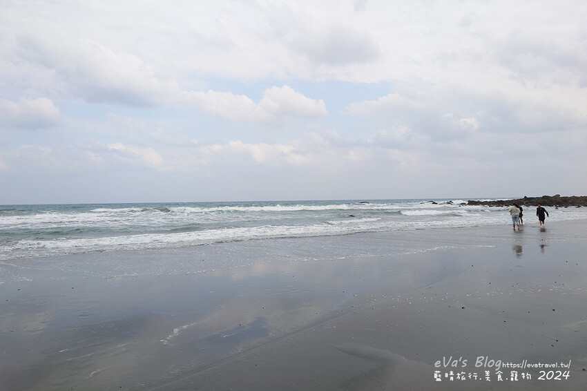 台東縣成功鎮【台東景點】都歷部落傳統海域—Pacefongan(巴茲風岸)都歷沙灘|阿美族天空之鏡秘境,黑沙灘絕美倒影|寵物友善海灘推薦。台東天空之鏡