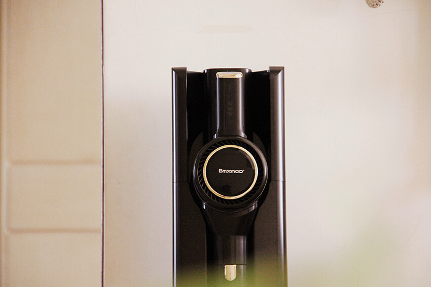 過敏救星！M8 PLUS吸塵器自動集塵超乾淨，塵蟎剋星自動集塵。