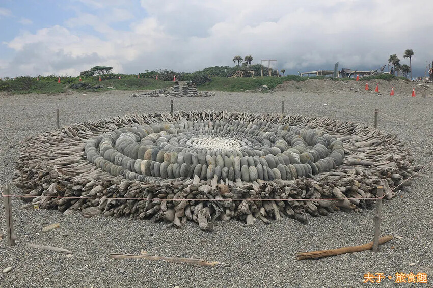 2025曼波新城太平洋國際疊石藝術季 夢境場景 海、石與人的