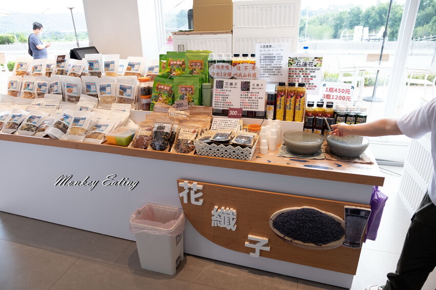 【南投景點】日月町複合式商場｜埔里愛蘭交流道最美休息驛站！TSUTAYA BOOKSTORE蔦屋書店、咖啡店、攤車市集、伴手禮、加油站一次滿足~ - 貪吃猴的幻想