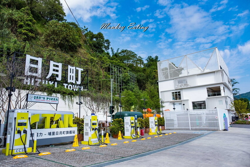 【南投景點】日月町複合式商場｜埔里愛蘭交流道最美休息驛站！TSUTAYA BOOKSTORE蔦屋書店、咖啡店、攤車市集、伴手禮、加油站一次滿足~ - 貪吃猴的幻想