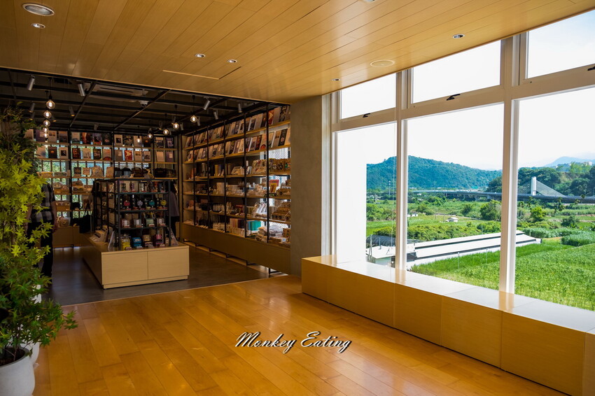 【南投景點】日月町複合式商場｜埔里愛蘭交流道最美休息驛站！TSUTAYA BOOKSTORE蔦屋書店、咖啡店、攤車市集、伴手禮、加油站一次滿足~ - 貪吃猴的幻想