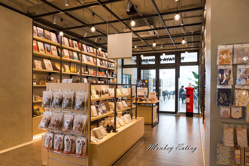 【南投景點】日月町複合式商場｜埔里愛蘭交流道最美休息驛站！TSUTAYA BOOKSTORE蔦屋書店、咖啡店、攤車市集、伴手禮、加油站一次滿足~ - 貪吃猴的幻想