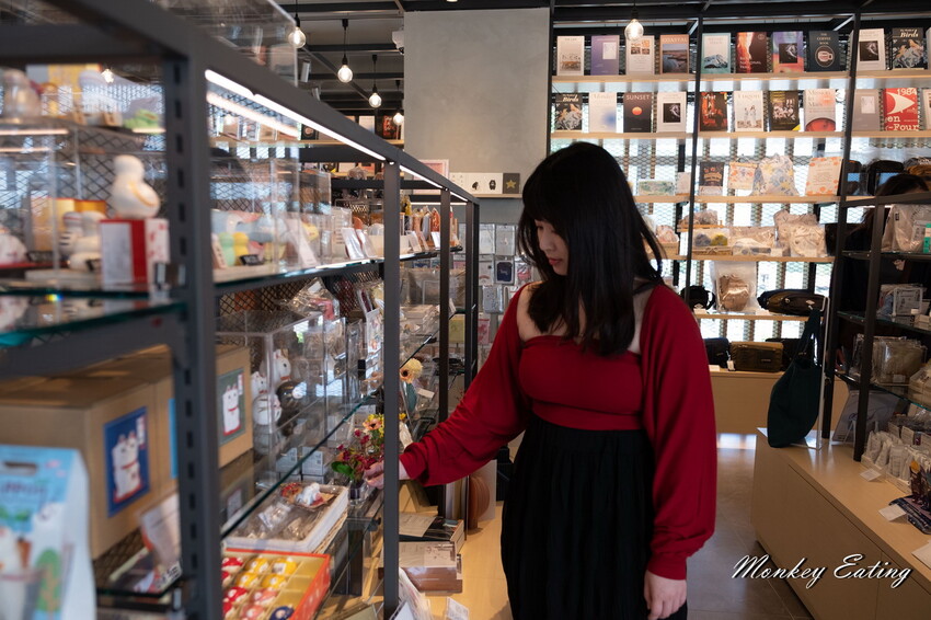 【南投景點】日月町複合式商場｜埔里愛蘭交流道最美休息驛站！TSUTAYA BOOKSTORE蔦屋書店、咖啡店、攤車市集、伴手禮、加油站一次滿足~ - 貪吃猴的幻想