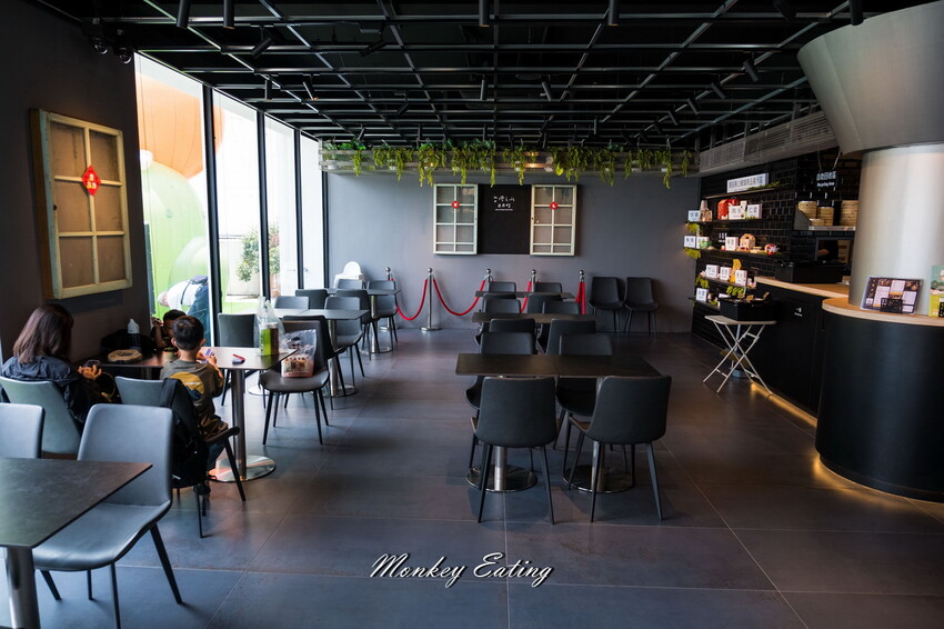 【南投景點】日月町複合式商場｜埔里愛蘭交流道最美休息驛站！TSUTAYA BOOKSTORE蔦屋書店、咖啡店、攤車市集、伴手禮、加油站一次滿足~ - 貪吃猴的幻想