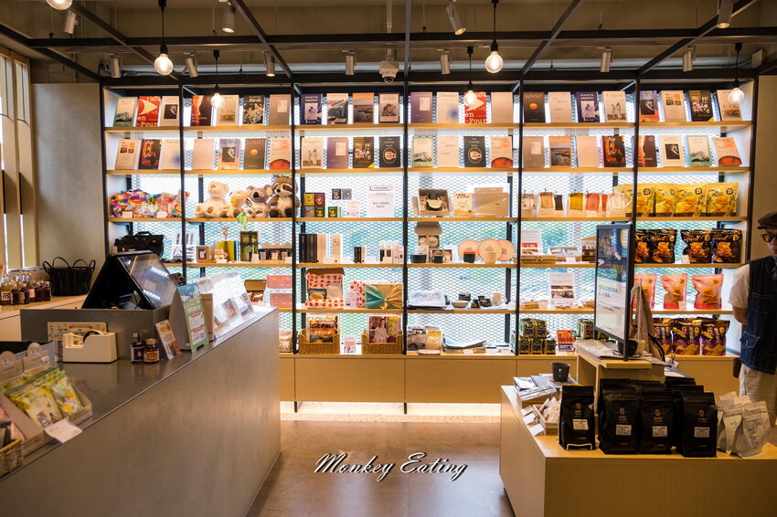 【南投景點】日月町複合式商場｜埔里愛蘭交流道最美休息驛站！TSUTAYA BOOKSTORE蔦屋書店、咖啡店、攤車市集、伴手禮、加油站一次滿足~ - 貪吃猴的幻想