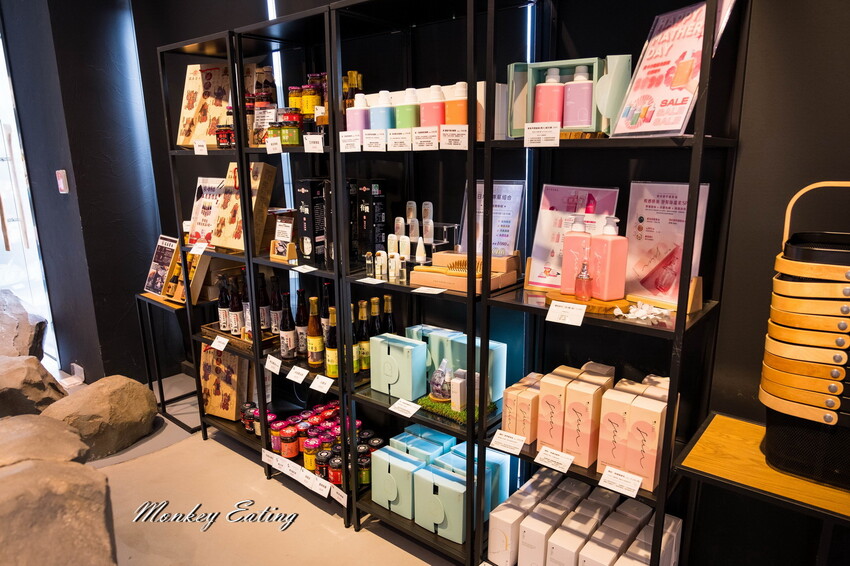 【南投景點】日月町複合式商場｜埔里愛蘭交流道最美休息驛站！TSUTAYA BOOKSTORE蔦屋書店、咖啡店、攤車市集、伴手禮、加油站一次滿足~ - 貪吃猴的幻想