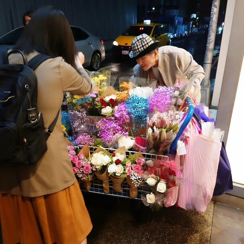 台北東區買花超便宜，90元就有美花束。