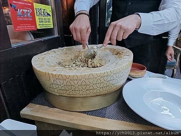 布拉索夫老城內 Casa Hirscher 晚餐,在大塊乳酪 布拉索夫老城內 Casa Hirscher 晚餐,在大塊乳酪