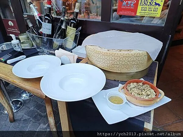 布拉索夫老城內 Casa Hirscher 晚餐,在大塊乳酪 布拉索夫老城內 Casa Hirscher 晚餐,在大塊乳酪